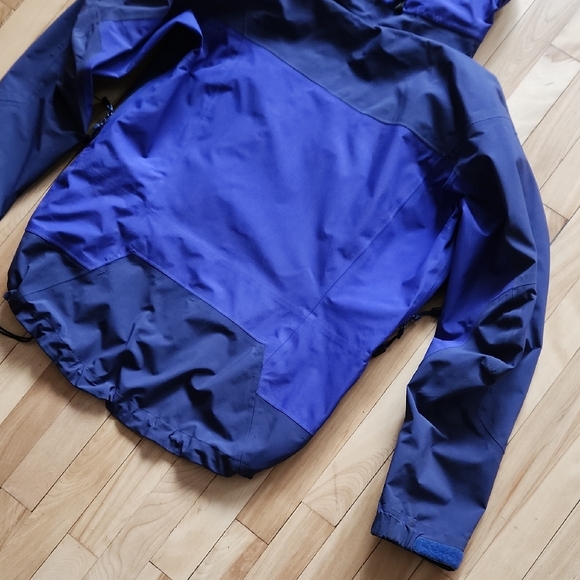 Arc'teryx Women's Vibrant Blue Gore-Tex Performance Jacket - Picture 11 of 16